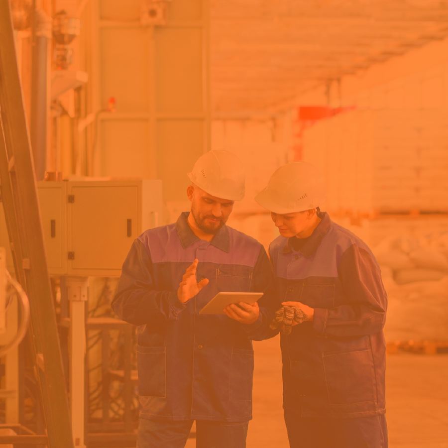 Twee vakmensen overleggen met een tablet in de fabriek